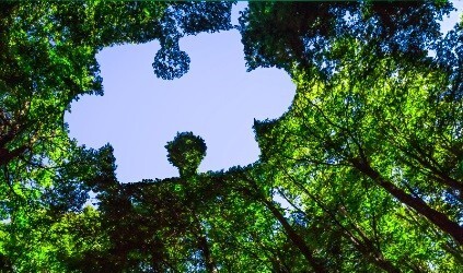 Pequeno produtor organizando estoque